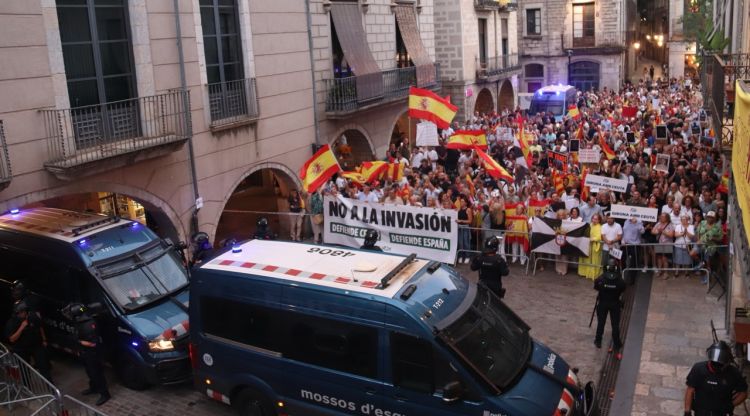 Els manifestants contraris a la gestió de la crisi migratòria de Ceuta a la plaça del Vi. ACN