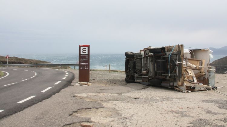 El vent ha bolcat una caravana al punt fronterer entre Portbou i França © ACN