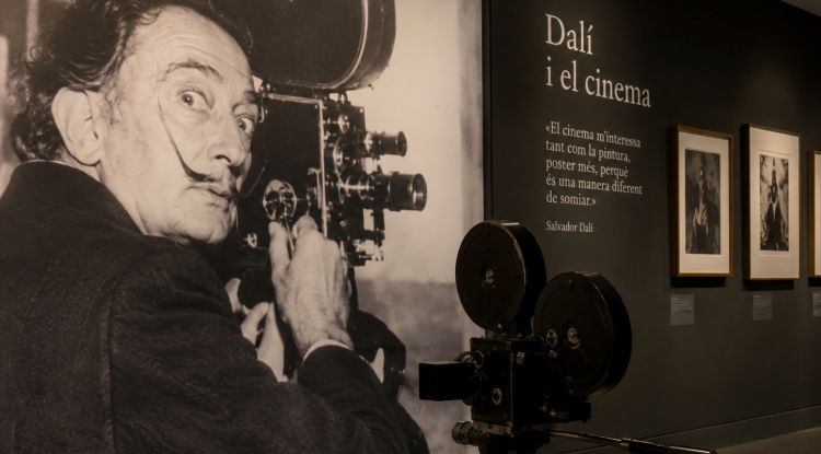 Fotomuntatge d'una exposició de Salvador Dalí i el cinema