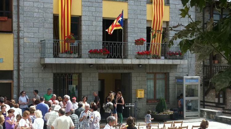 Imatge de l'Ajuntament de Planoles (Ripollès) durant la diada de l'Onze de Setembre de l'any passat © ACN