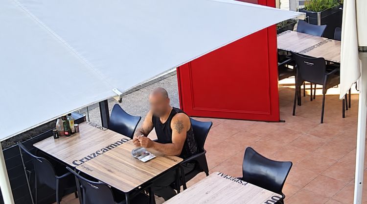 L'home assegut a la terrassa d'un dels restaurants afectats d'Empuriabrava