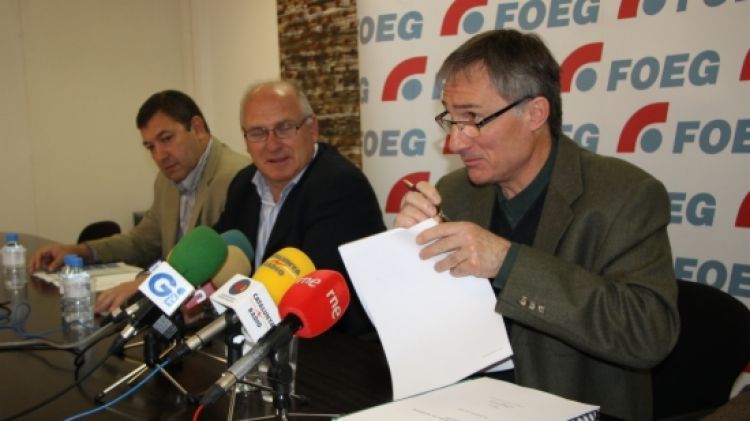 D'esquerra a dreta: Ernest Plana i els autors de l'informe, Modest Fluvià i Ricard Rigall © ACN