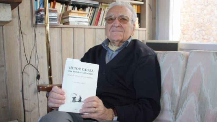 L'autor del llibre 'Víctor Català, una biografia insòlita', Lluís Albert, amb un exemplar a les mans © ACN