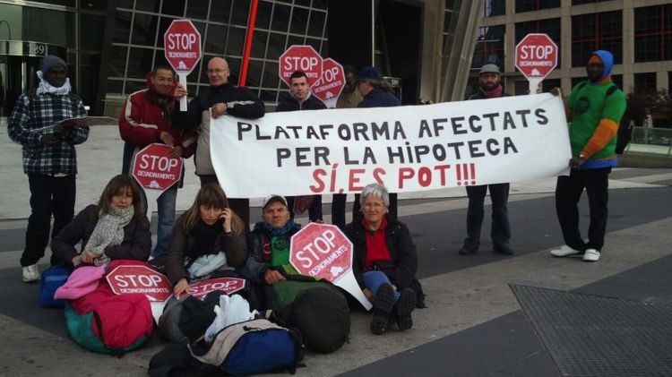 Els membres de la PAH Girona han passat la nit al ras amb sacs de dormir davant la seu de Bankia © ACN