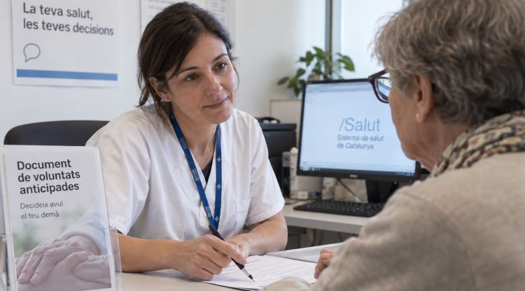 Recreació d'una usuària registrant les voluntats anticipades