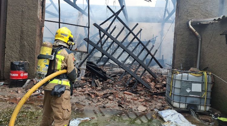 Bomber treballant en les tasques d'extinció d'un foc. Bombers de la Generalitat de Catalunya