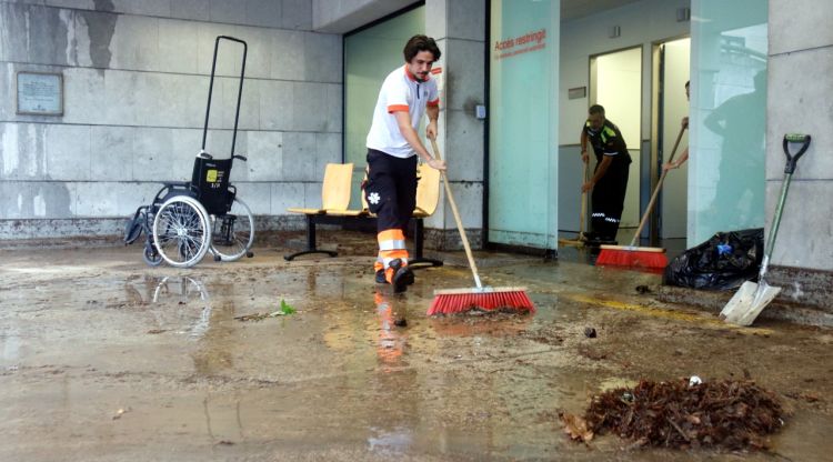L'entrada a les urgències de l'Hospital Comarcal de la Selva, després de la inundació. ACN