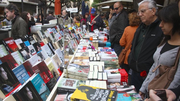 Una parada de la Rambla de Girona venent llibres © M. Estarriola