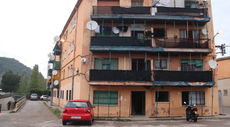Una de les escales dels blocs de la Creueta que ha comprat un fons inversor i que vol rehabilitar-los. ACN