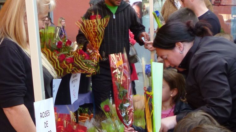 Olotins comprant roses en la diada de Sant Jordi © Anna Orpí. Anna Orpí