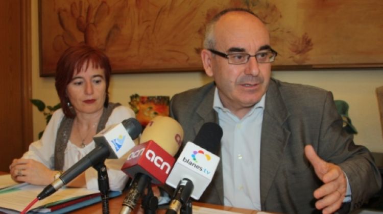 La regidora de Recursos Humans, Lourdes Fàbrega, i l'alcalde de Blanes, Josep Marigó © ACN