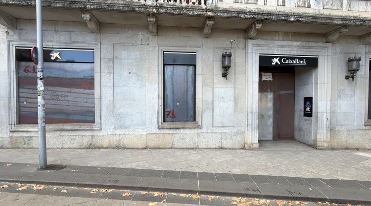 Una oficina de CaixaBank a Girona, protegida davant la possible manifestació. Carles Couso / Ràdio Girona