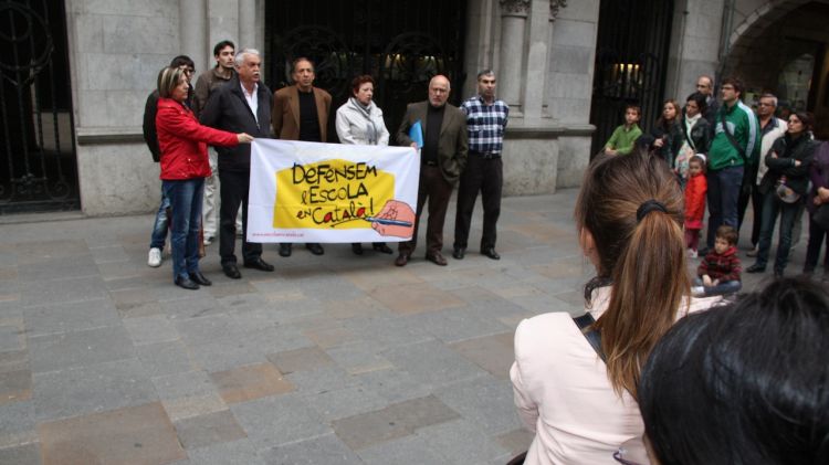 Un instant durant la concentració a Girona de l'associació 'Escola en català' © ACN