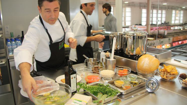 En primer terme, el copropietari del restaurant El Celler de Can Roca de Girona, Joan Roca (arxiu)