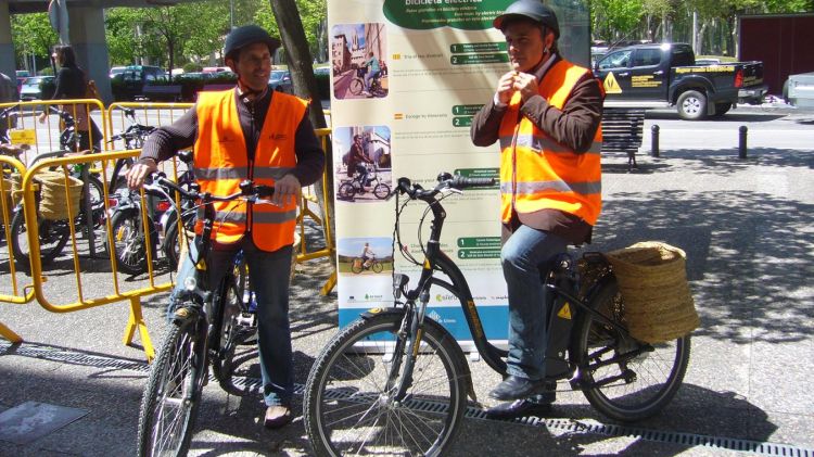 El regidor provant la bicicleta © AG