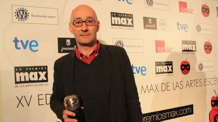 El director de Temporada Alta, Salvador Sunyer, amb el Premi Max © ACN