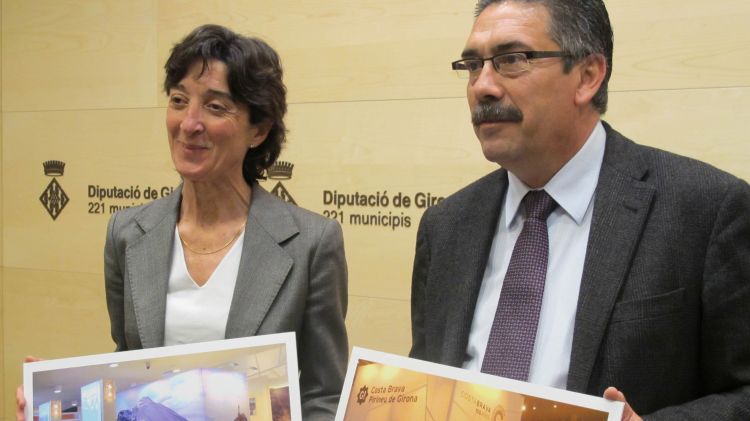 El pesident del Patronat de Turisme Costa Brava Girona, Enric Vilert, mostra una imatge de l'estand © ACN
