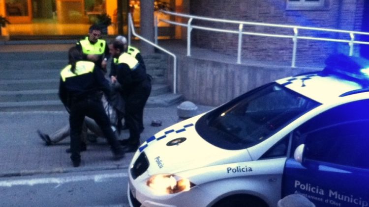 Moment en què els agents de la Policia Local d'Olot han detingut l'agressor © ACN