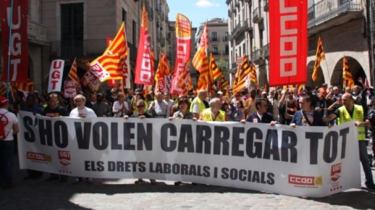 Unes 2.000 persones han participat a la manifestació del Primer de Maig d'aquest migdia a Girona © ACN