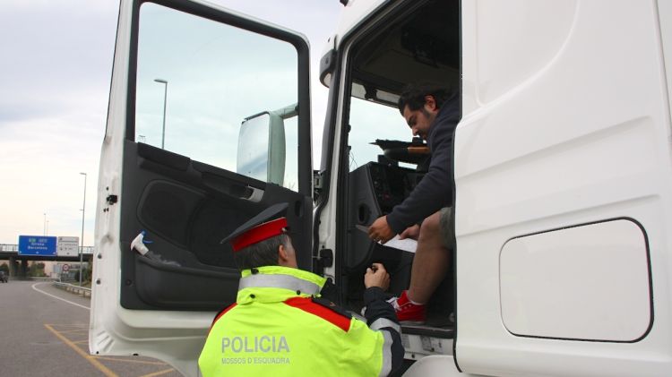 Els Mossos d'Esquadra durant el control de transports al peu de l'AP-7 a la Jonquera © ACN