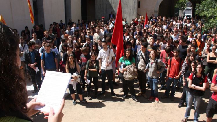 Els estudiants, en el moment de llegir el manifest al rectorat © ACN