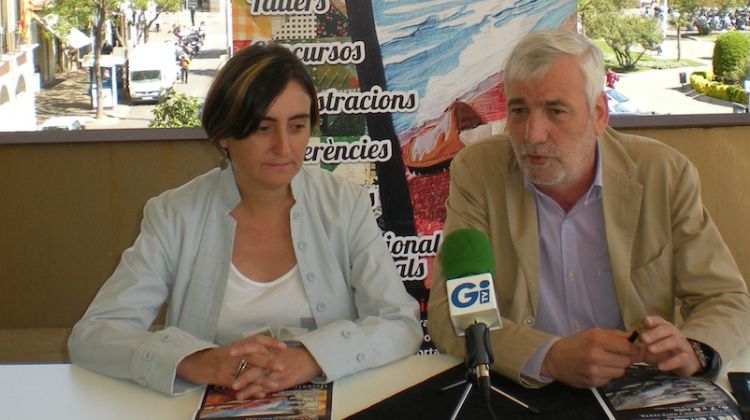 L'artista, Olga González, i el gerent de l'empresa organitzadora de la fira, Josep Maria Matamala © AG