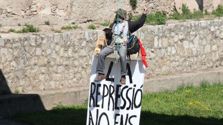 Un dels activistes penjat del Pont de Pedra