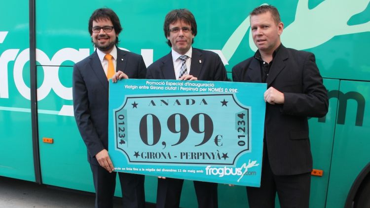 Carles Puigdemont (al centre), acompanyat de Ricard Font (esquerra) © ACN