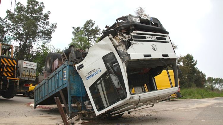 El camió implicat en l'accident de la GI-533 al terme municipal de Brunyola © ACN