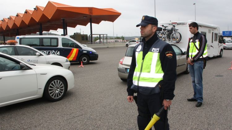 La Policia espanyola realitzant un control a la frontera (arxiu) © ACN