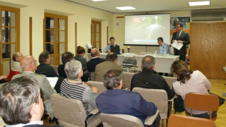 Els membres de l'unitat de Formadors per la Mobilitat Segura dels Mossos d'Esquadra en una xerrada © ACN