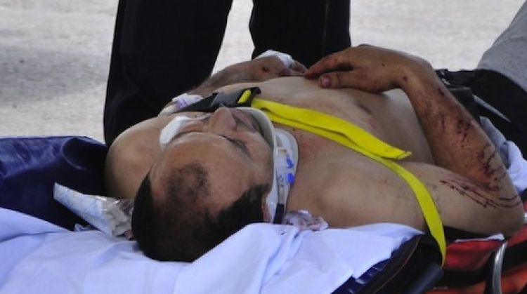 El SEM assistint a l'home ferit per un tret a la cara © ACN