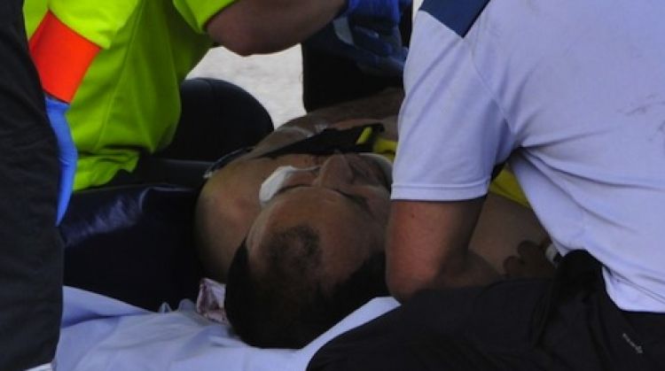 El SEM assistint a l'home ferit per un tret a la cara © ACN