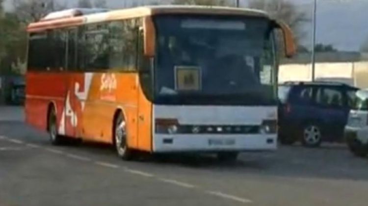 Un autocar fent el servei de transport escolar a l'Alt Empordà © AG