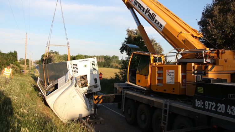 Una grua remolcant el camió bolcat a Verges © ACN