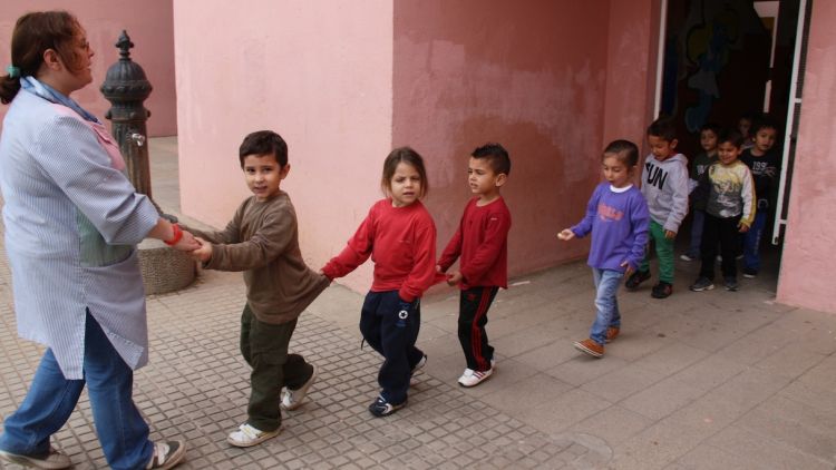 Alumnes de l'Escola Font de la Pólvora sortint al pati © ACN