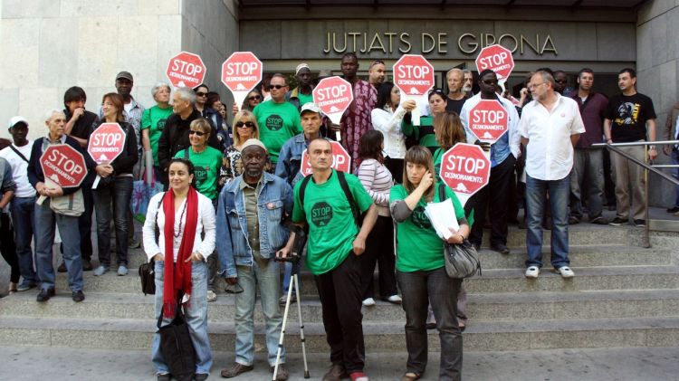 Concentració de suport davant dels Jutjats de Girona, on han presentat les denúncies © ACN