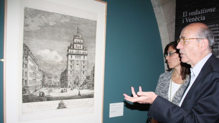 Un dels comissaris de l'exposició, Florin Rodari, i la delegada general de 'la Caixa' a Girona, Maria Alsina © ACN