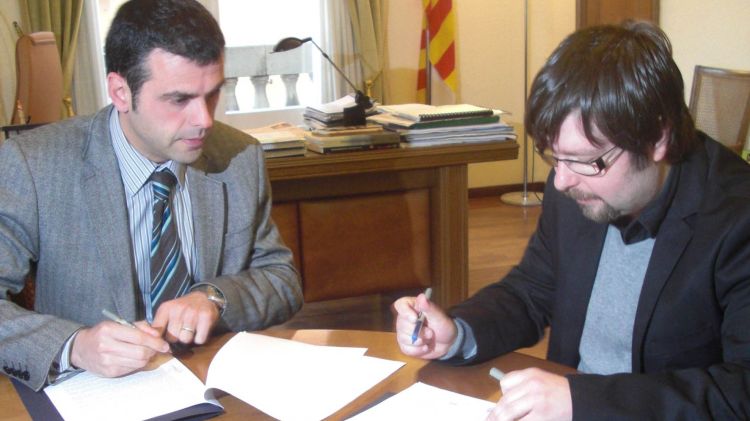 Santi Vila (esquerra) i Xavi Pascual signant el conveni © AG