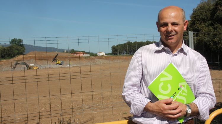 El diputat d'ICV Joan Boada, a la zona on Abertis està construint un nou enllaç de l'AP-7 © ACN