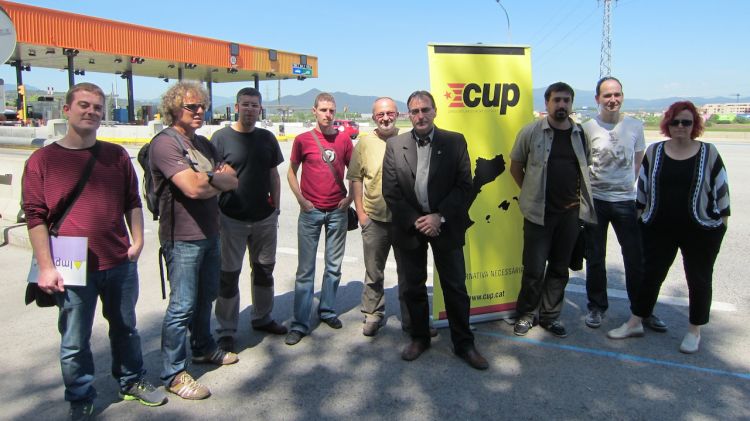 Els càrregs elèctes de la CUP al peatge de Girona Sud, ahir al matí © AG