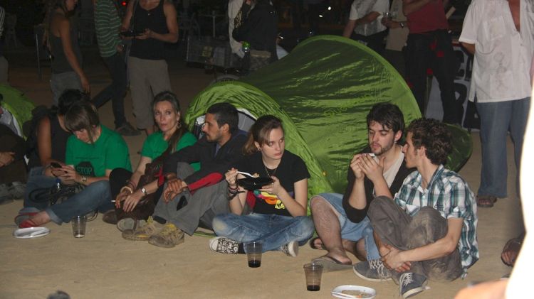 Els indignats a punt per acampar a la plaça Independència de Girona © ACN