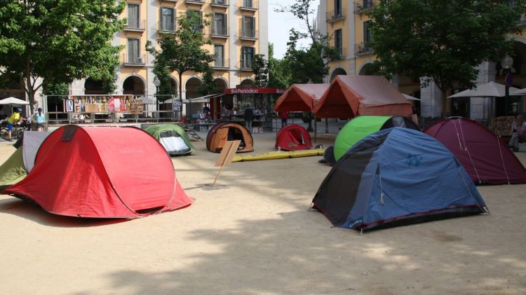Els 'indignats' han ocupat part de la Plaça Independència de Girona © ACN