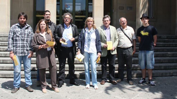 Tardà i Capdevila amb altres membres d'ERC davant l'hospital Josep Trueta © ACN