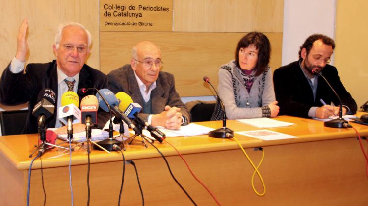 Membres de la plataforma ciutadana TAV Girona amb l'advocat Benet Salellas (dreta) © ACN