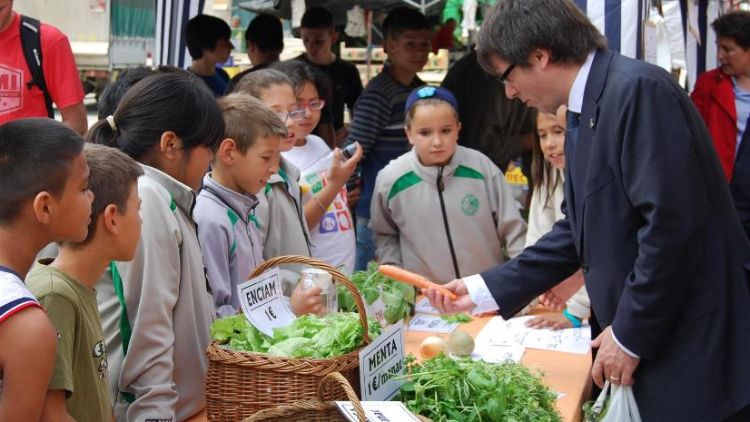 L'alcalde de Girona, Carles Puigdemont, comprant al mercat © AG