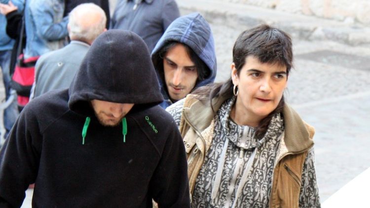 Pòrtulas i els altres dos activistes acusats arribant a l'Audiència de Girona © ACN