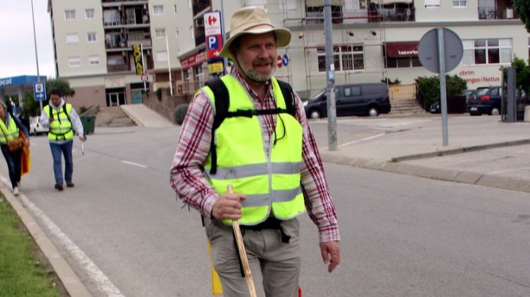 Josep Casadellà al seu pas per Pineda de Mar amb dos seguidors al darrera © ACN