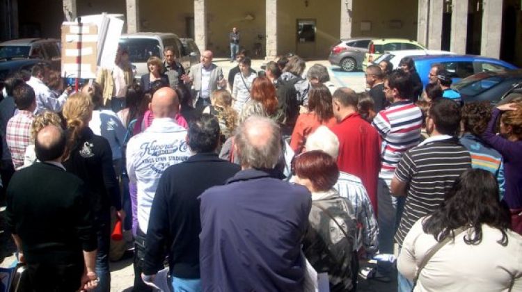 L'alcalde, Xavier Sanllehí, dialogant amb els manifestants © AG