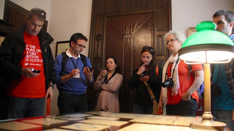 Aquesta tarda, els set blocaires han fet una visita guiada per la Casa Masó © ACN